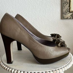 Madden girl taupe open toe platform 4 1/2” heels